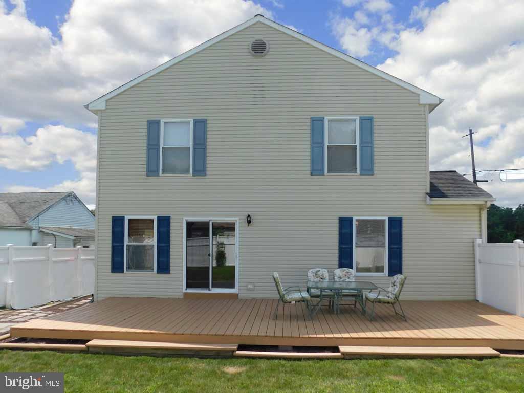 19 Greene Road Warminster, PA 18974 - Photo 18 of 20 Entertain on your Rear Deck