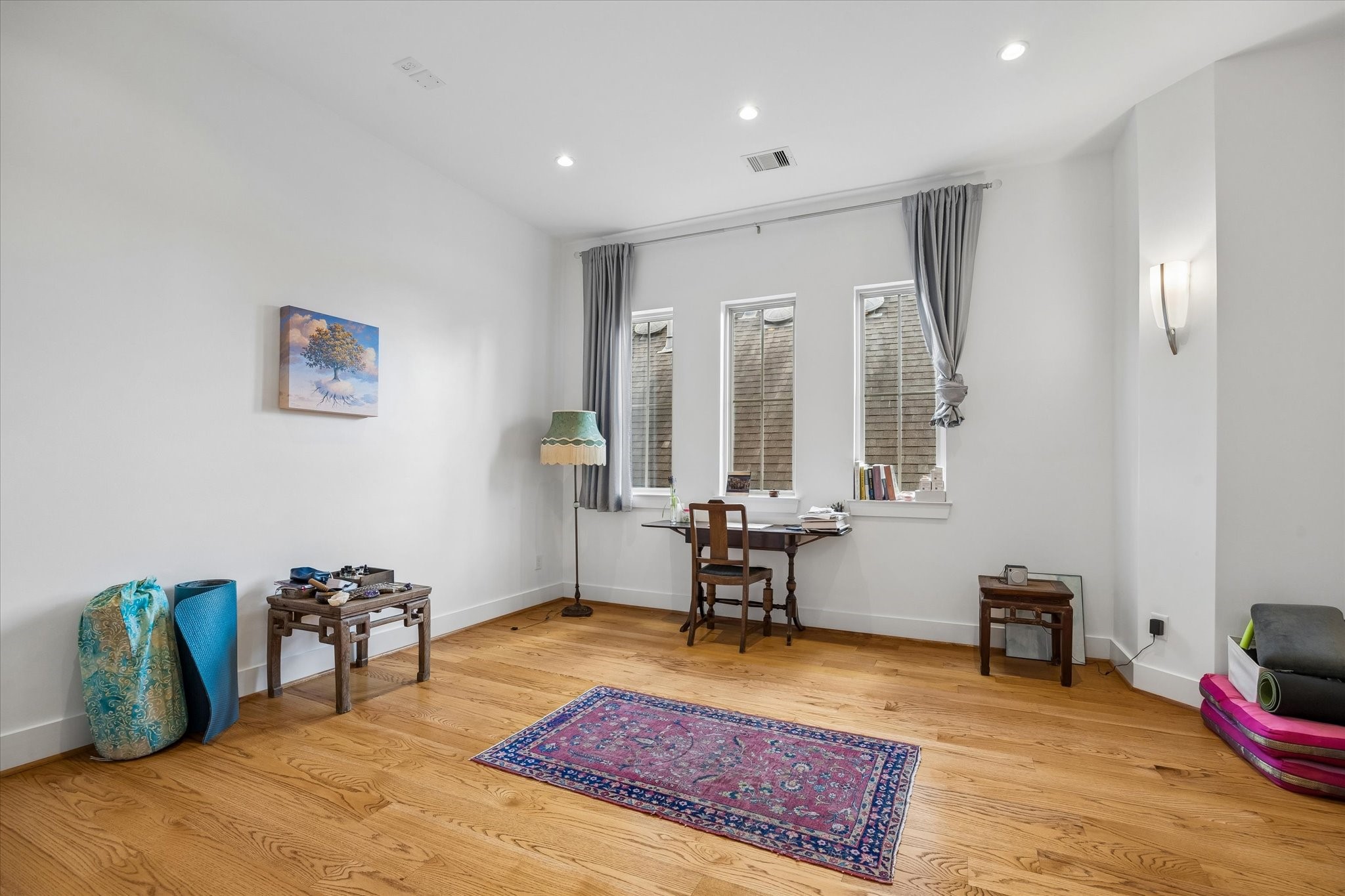 1518 West Clay Street Houston, TX 77019 - Photo 25 of 36 A third floor flex room with oak hardwood flooring which make a great playroom or a second study/TV room.