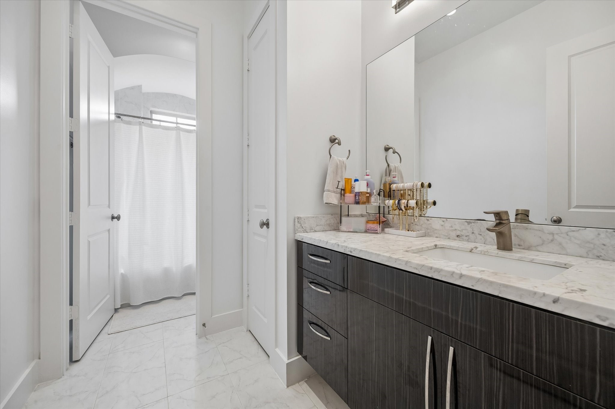 1518 West Clay Street Houston, TX 77019 - Photo 26 of 36 Luxurious bath serving the secondary bedrooms on the third floor.