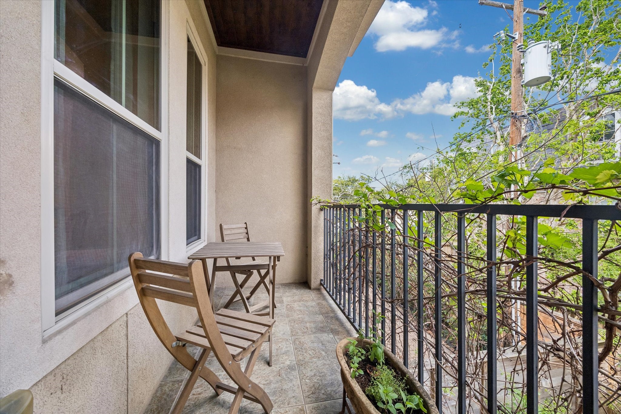 1518 West Clay Street Houston, TX 77019 - Photo 28 of 36 Rear balcony off the primary bedroom faces north and looks into the garden below.