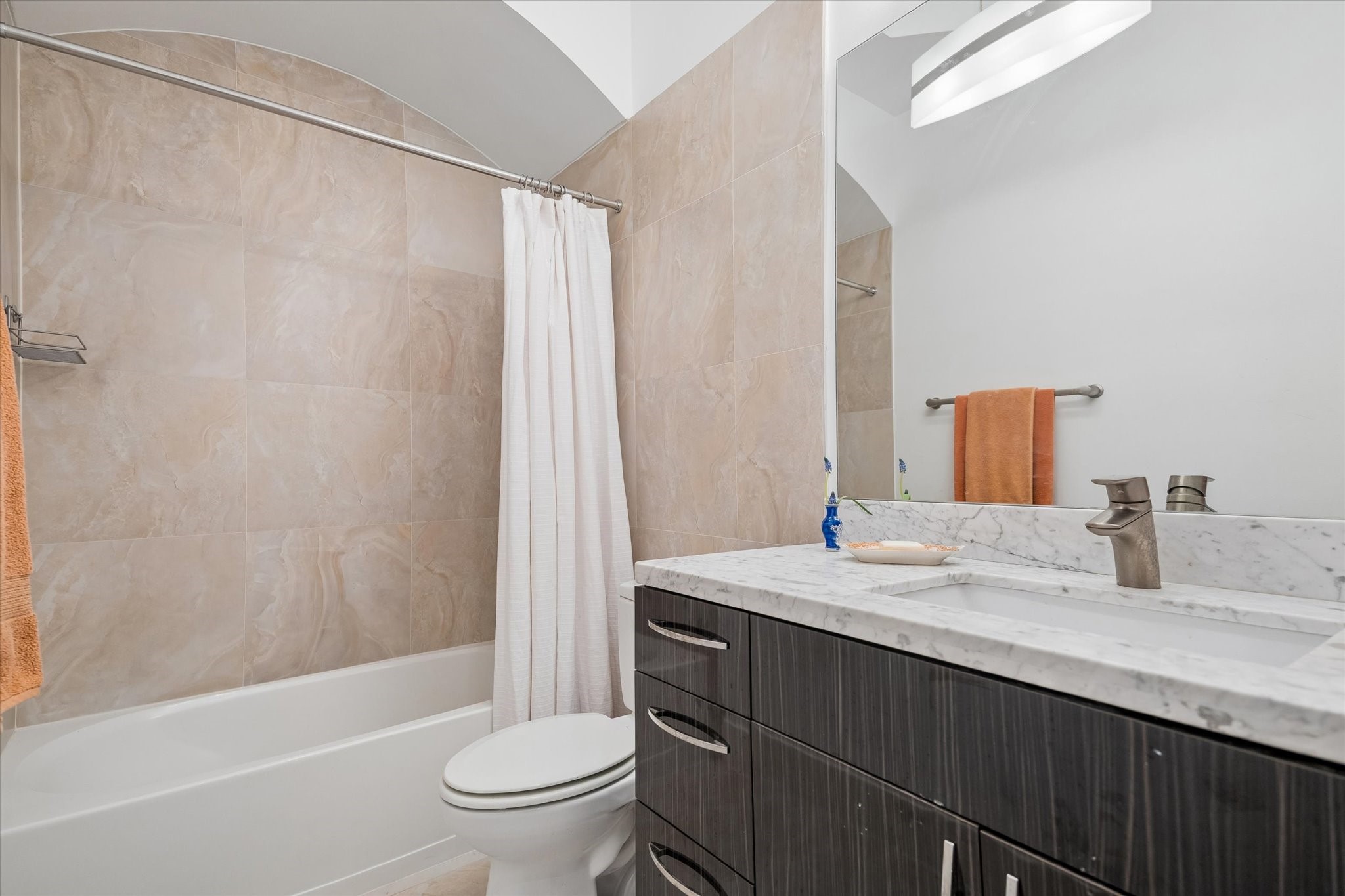 1518 West Clay Street Houston, TX 77019 - Photo 8 of 36 Full bath serving the first floor bedroom and flex room.