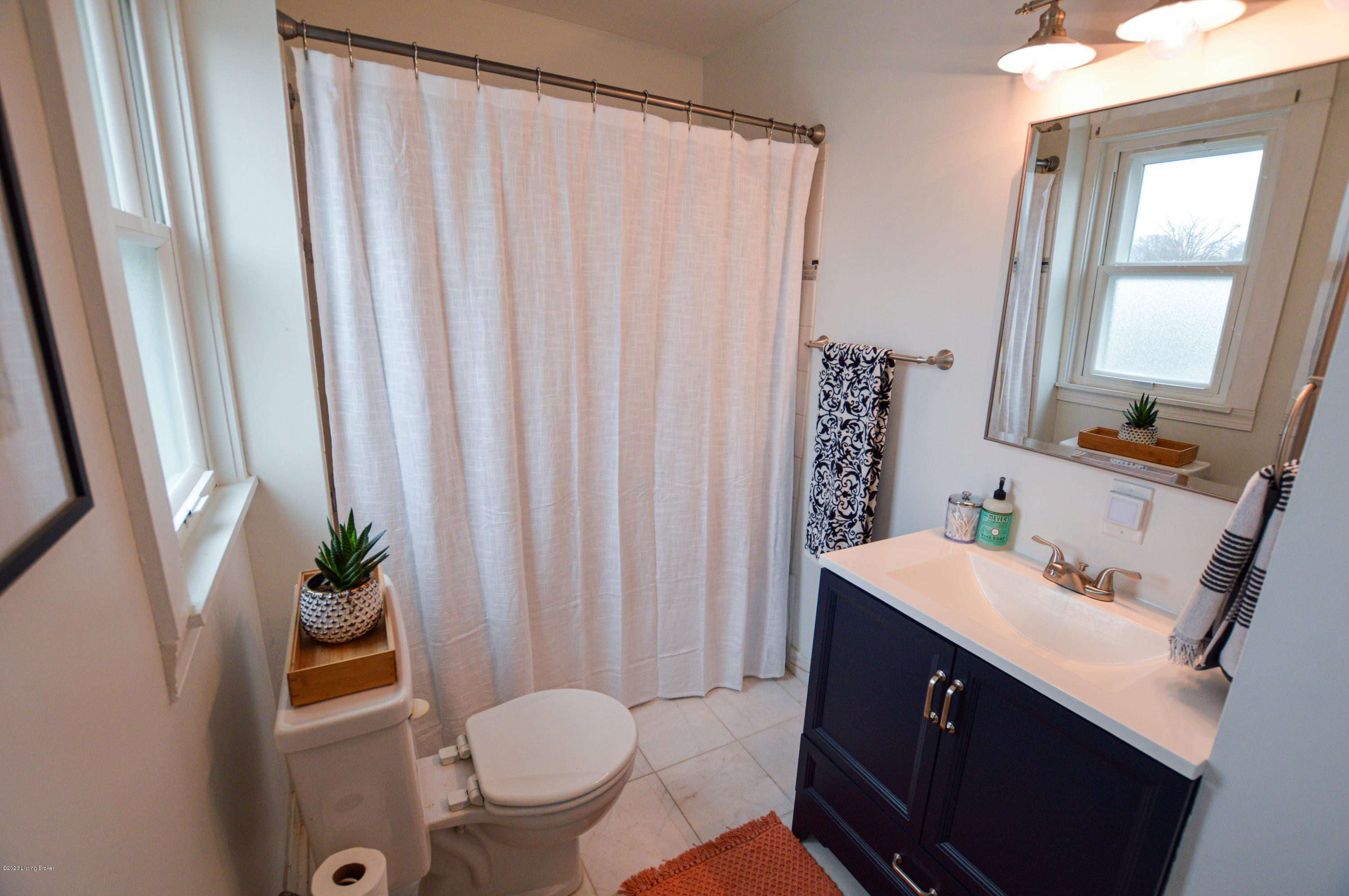 833 Reading Road Louisville, KY 40217 - Photo 18 of 38 Second Floor Full Bath