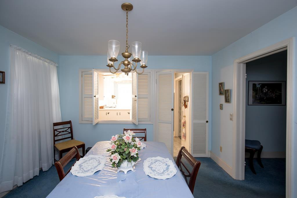 499 Pine Street Bamberg, SC 29003 - Photo 5 of 28 a living room with furniture and a chandelier