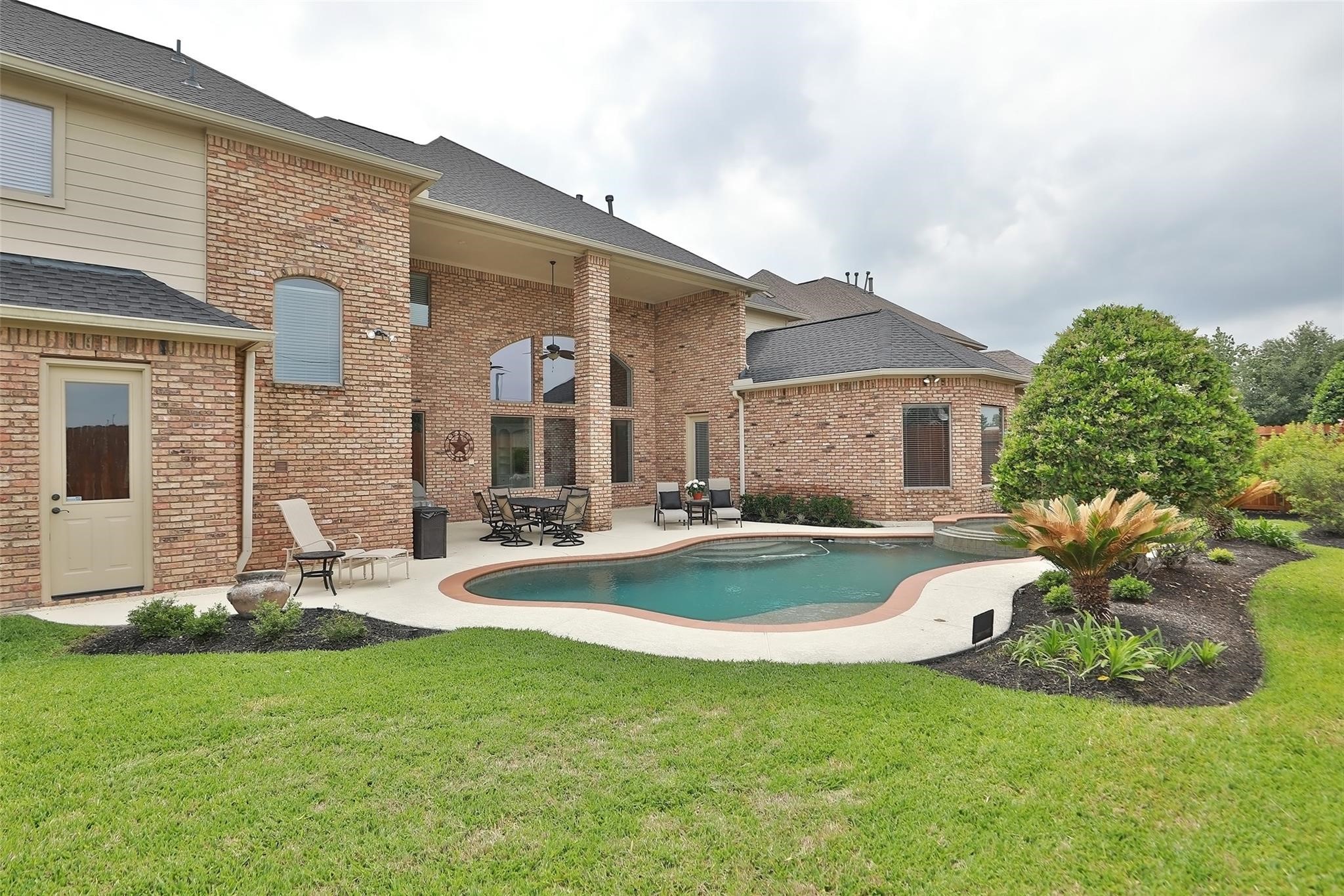 13810 Nathan Ridge Lane Cypress, TX 77429 - Photo 48 of 50 a view of a house with backyard and sitting area