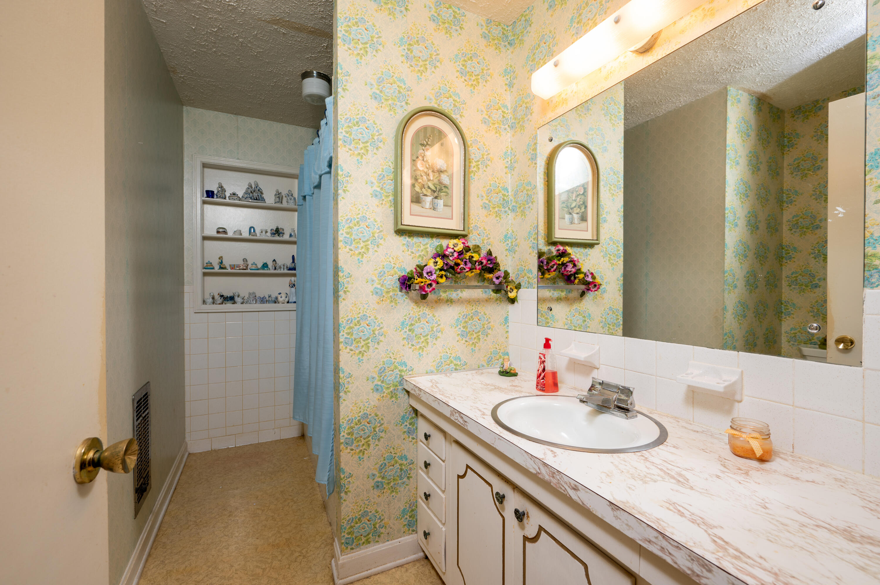 113 Satanta Road Kingsport, TN 37664 - Photo 10 of 33 Guest Bath