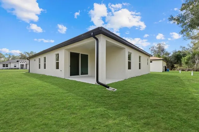 a view of a house with backyard