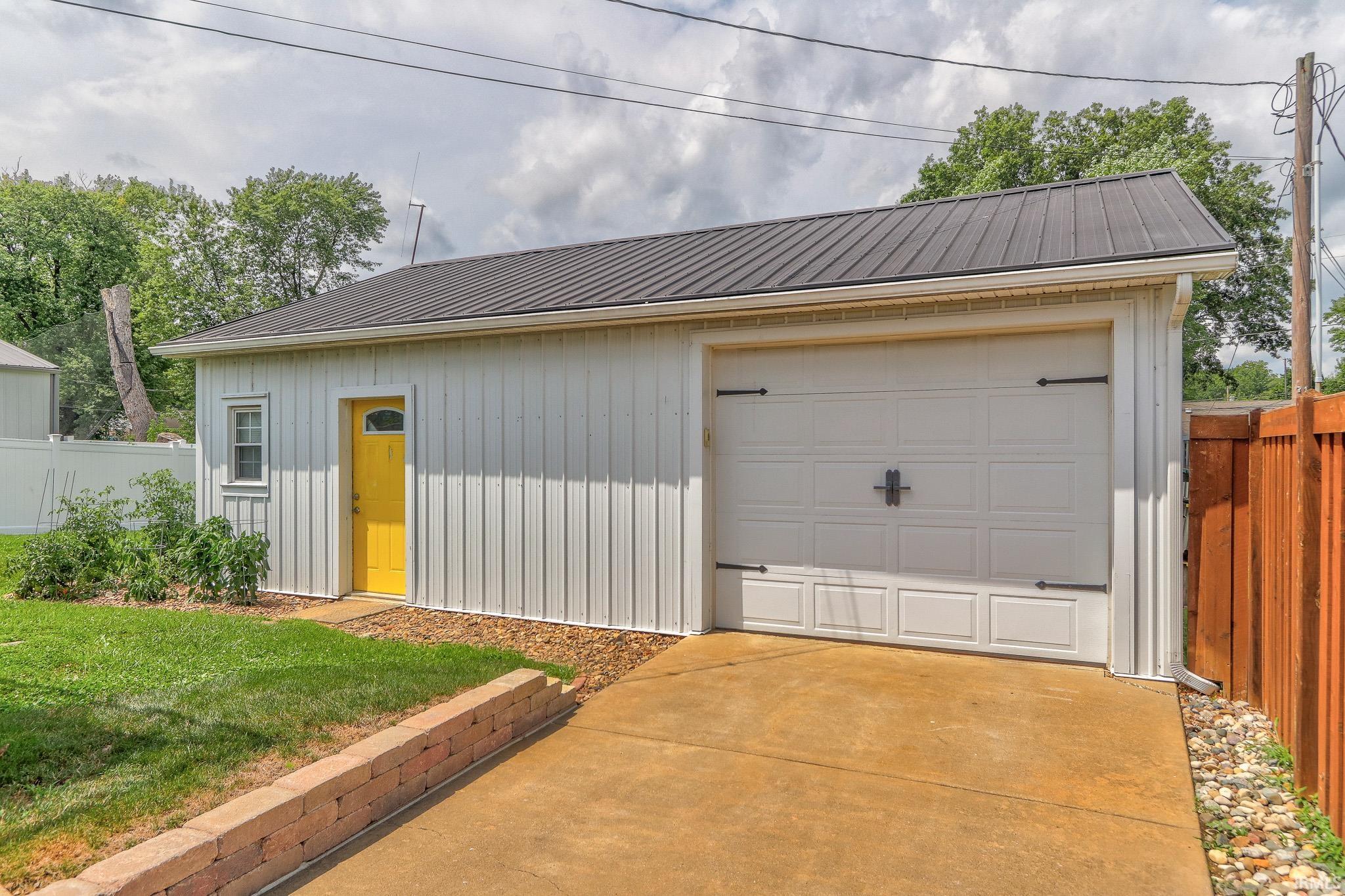 901 Old Post Road Evansville, IN 47710 - Photo 3 of 32 Gallery Image 3