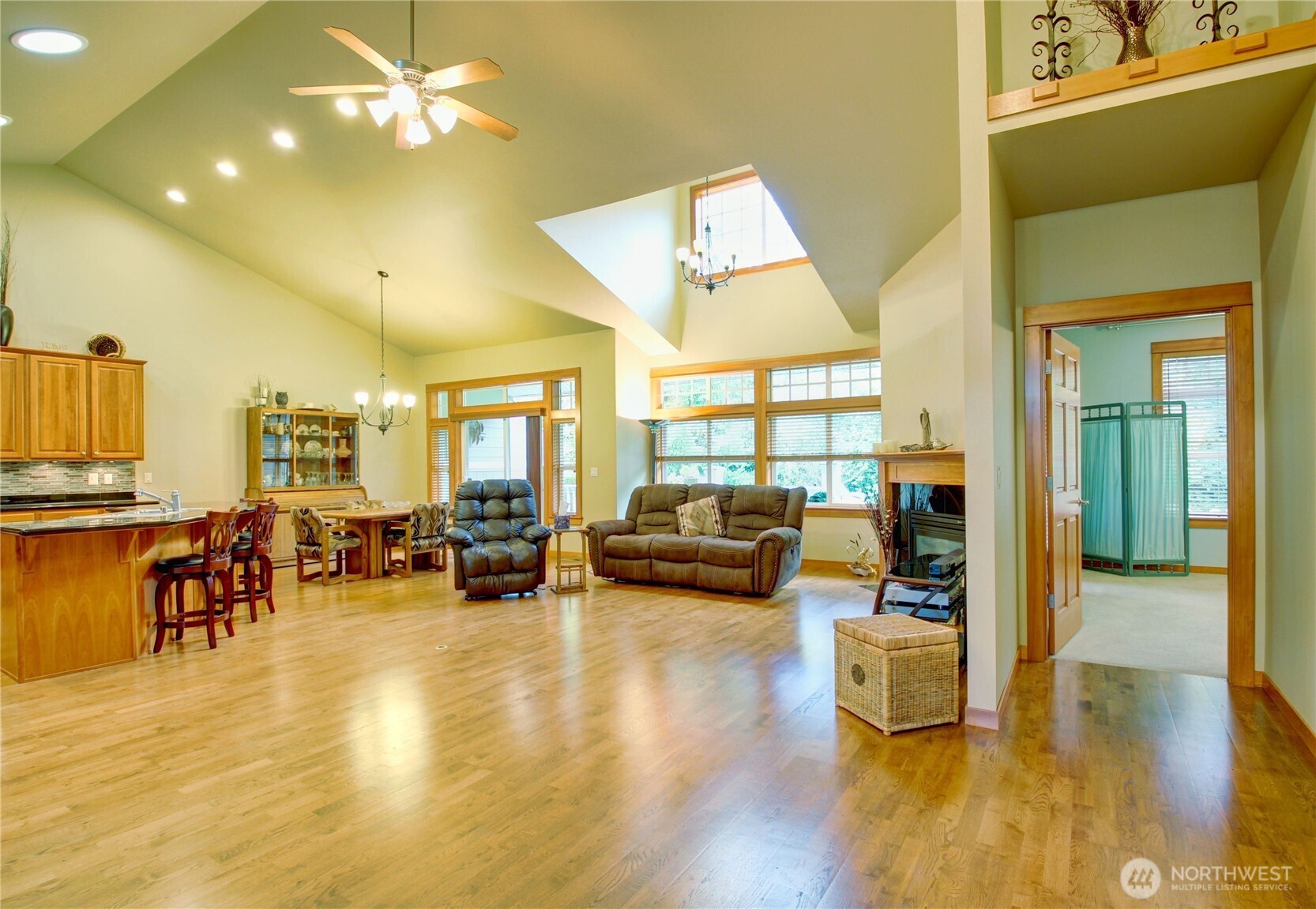 1316 Eagle Ridge Drive, Unit 4 Mount Vernon, WA 98274 - Photo 17 of 29 a living room with furniture and a large window