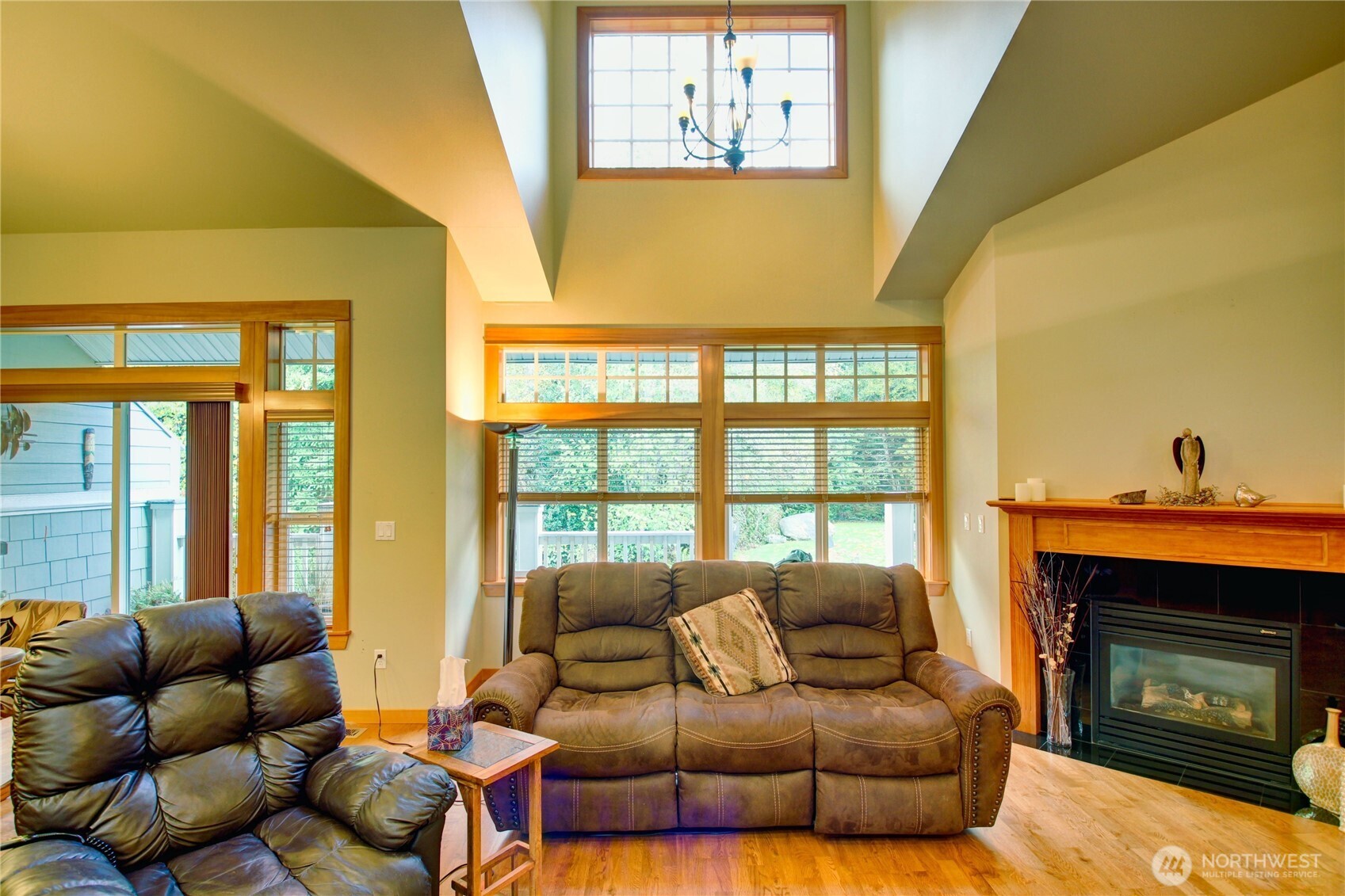1316 Eagle Ridge Drive, Unit 4 Mount Vernon, WA 98274 - Photo 22 of 29 a living room with furniture and a fireplace