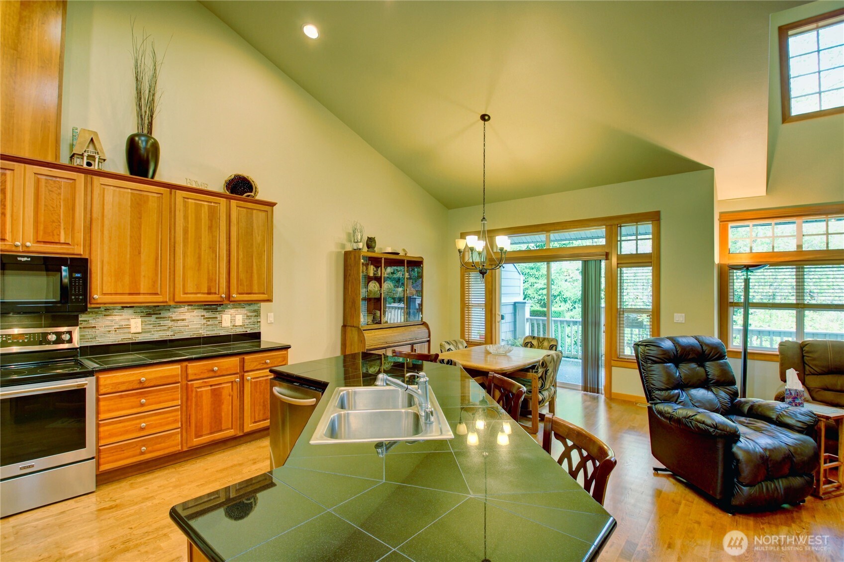 1316 Eagle Ridge Drive, Unit 4 Mount Vernon, WA 98274 - Photo 25 of 29 a living room with stainless steel appliances granite countertop a couch a dining table and a chandelier