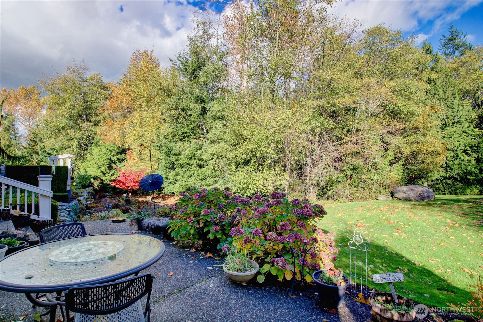 1316 Eagle Ridge Drive, Unit 4 Mount Vernon, WA 98274 - Photo 9 of 29 a backyard of a house with table and chairs