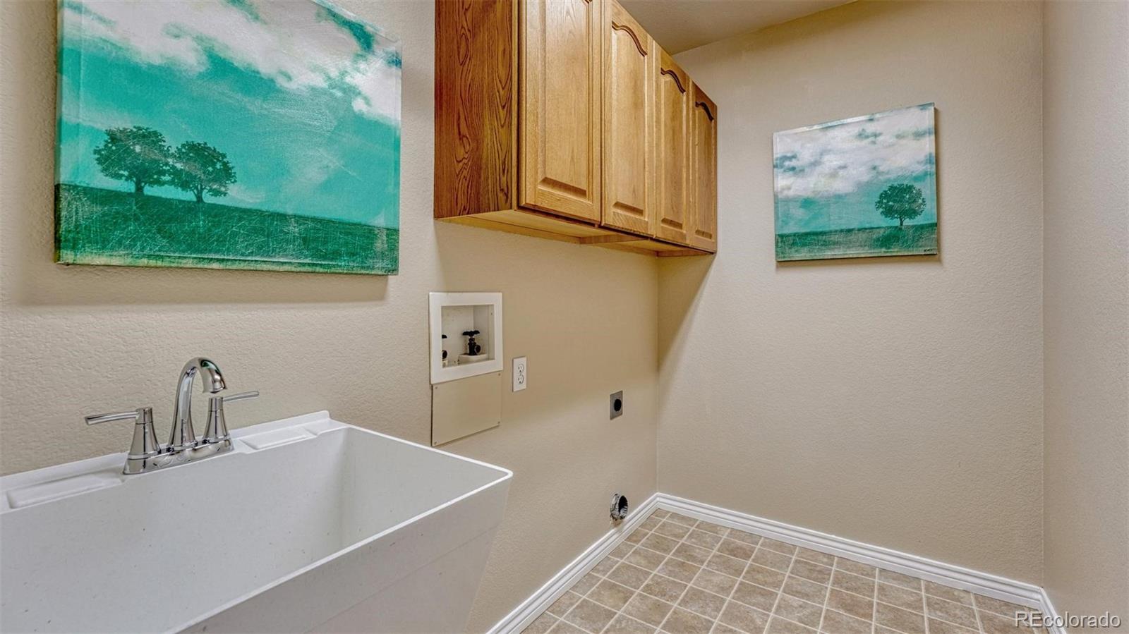 15211 Ridgefield Lane Colorado Springs, CO 80921 - Photo 39 of 47 a bathroom with a bathtub