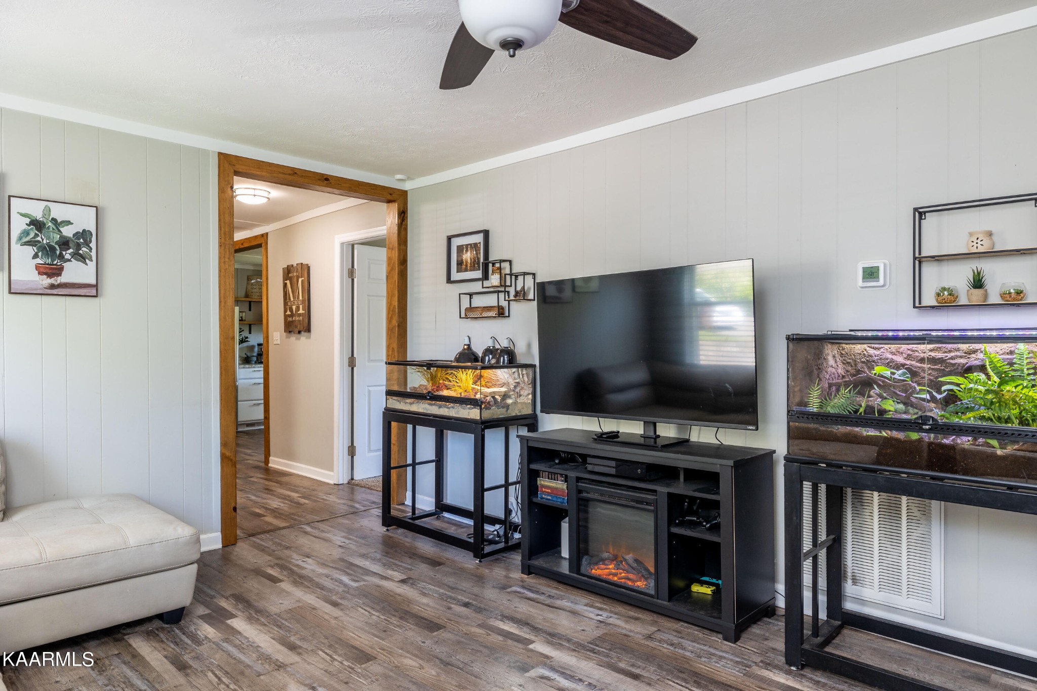 117 Jarrett Lane Oak Ridge, TN 37830 - Photo 15 of 35 a living room with furniture and a flat screen tv