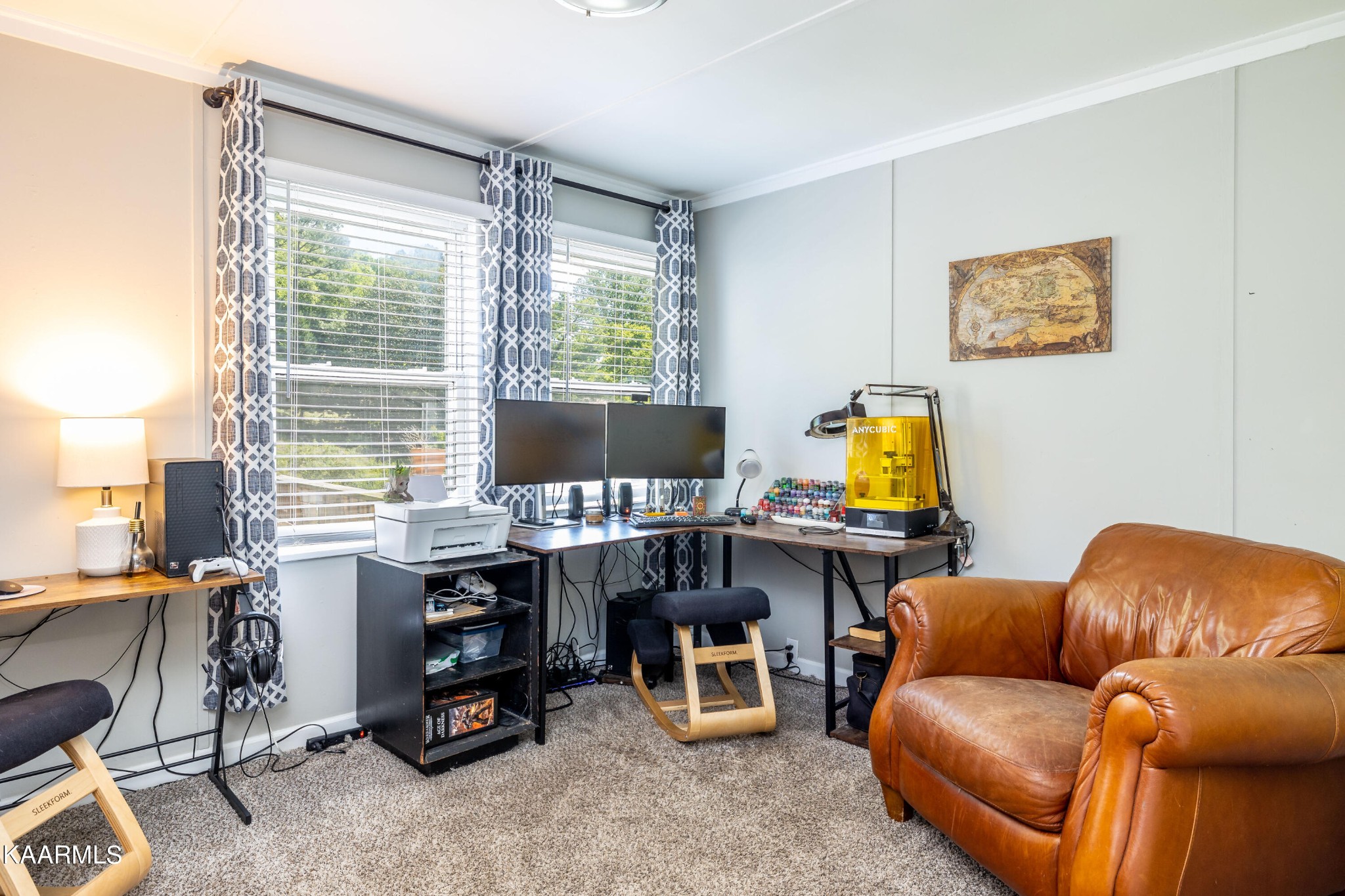117 Jarrett Lane Oak Ridge, TN 37830 - Photo 24 of 35 a livingroom with workspace and a window