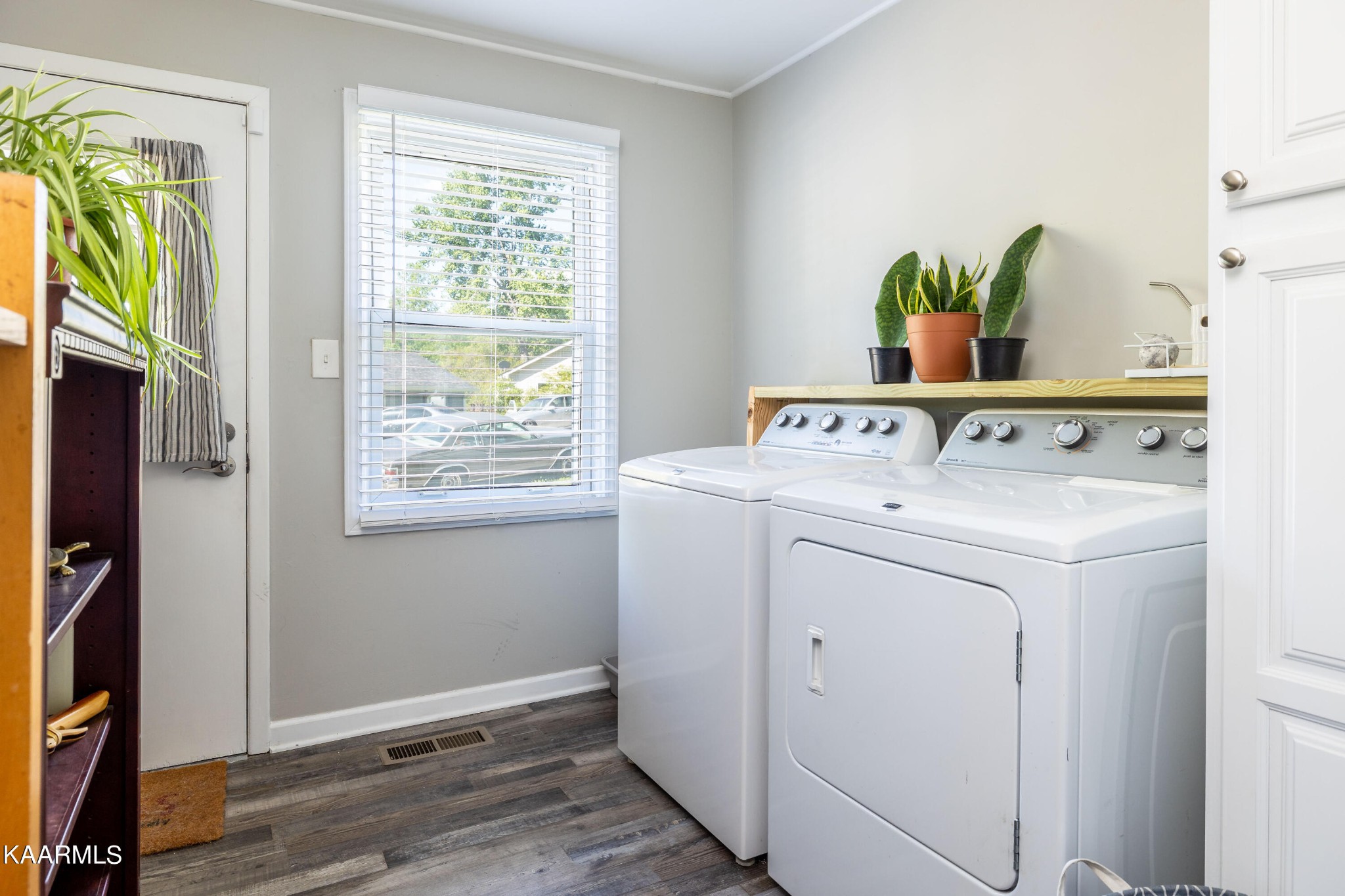 117 Jarrett Lane Oak Ridge, TN 37830 - Photo 25 of 35 a utility room with dryer and washer