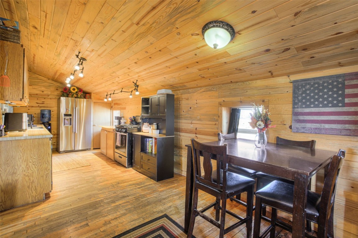 73 Mid Land Avenue Hartsel, CO 80449 - Photo 4 of 31 dining area looking into kitchen