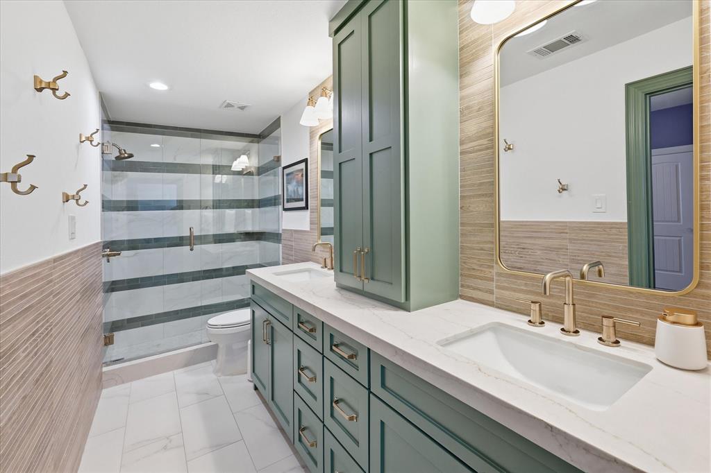 944 Spring Creek Drive Grapevine, TX 76051 - Photo 29 of 37 Second Bathroom Upstairs is Beautifully Remodeled with the Best