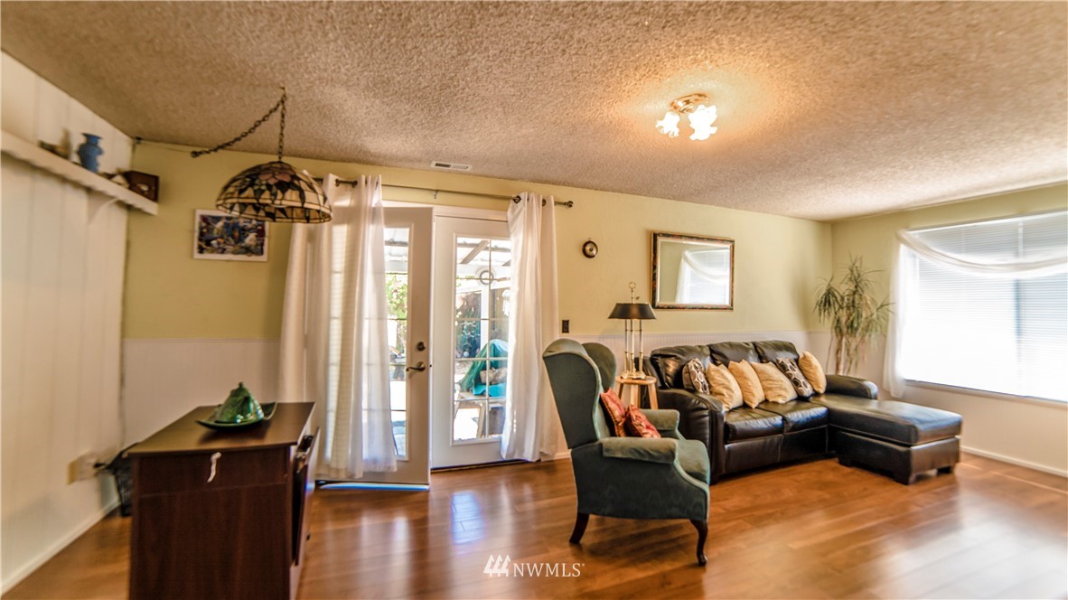 146 Mauerman Road North Chehalis, WA 98532 - Photo 19 of 40 a living room with furniture and a wooden floor