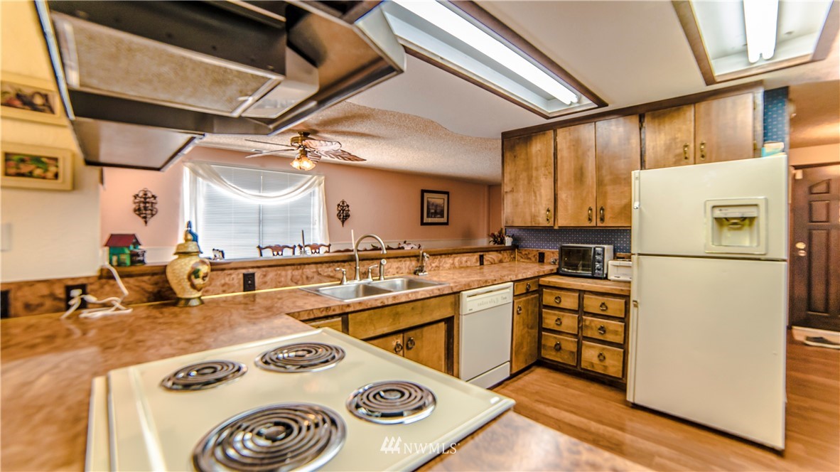 146 Mauerman Road North Chehalis, WA 98532 - Photo 20 of 40 a kitchen with a refrigerator a stove and a sink