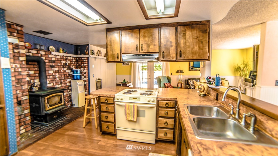 146 Mauerman Road North Chehalis, WA 98532 - Photo 21 of 40 a kitchen with a stove a sink and a refrigerator