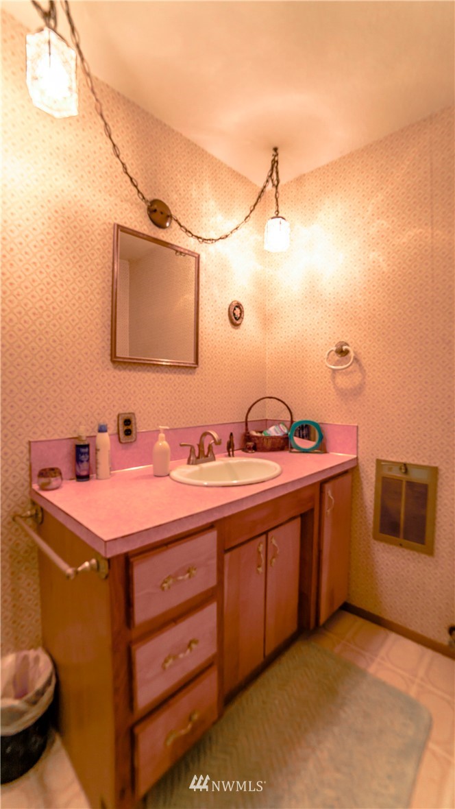 146 Mauerman Road North Chehalis, WA 98532 - Photo 23 of 40 a bathroom with a sink and a mirror