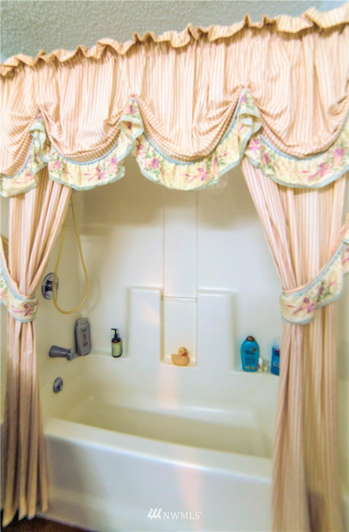 146 Mauerman Road North Chehalis, WA 98532 - Photo 28 of 40 a bathroom with a bathtub and a shower
