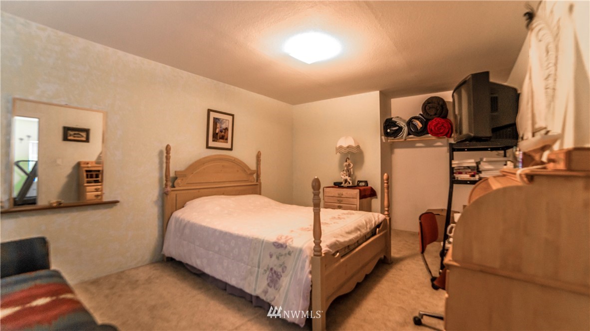 146 Mauerman Road North Chehalis, WA 98532 - Photo 32 of 40 a bedroom with a bed a flat screen tv and dresser