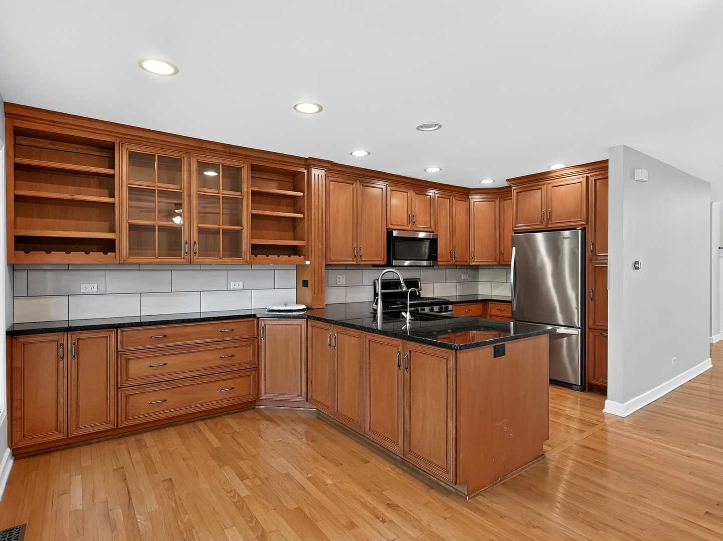 22W132 Butterfield Road Glen Ellyn, IL 60137 - Photo 6 of 26 Gallery Image 6