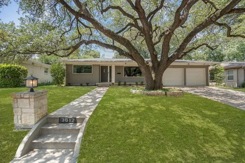a view of house with a yard
