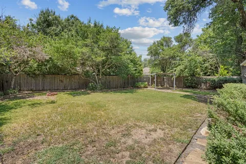 a view of a backyard