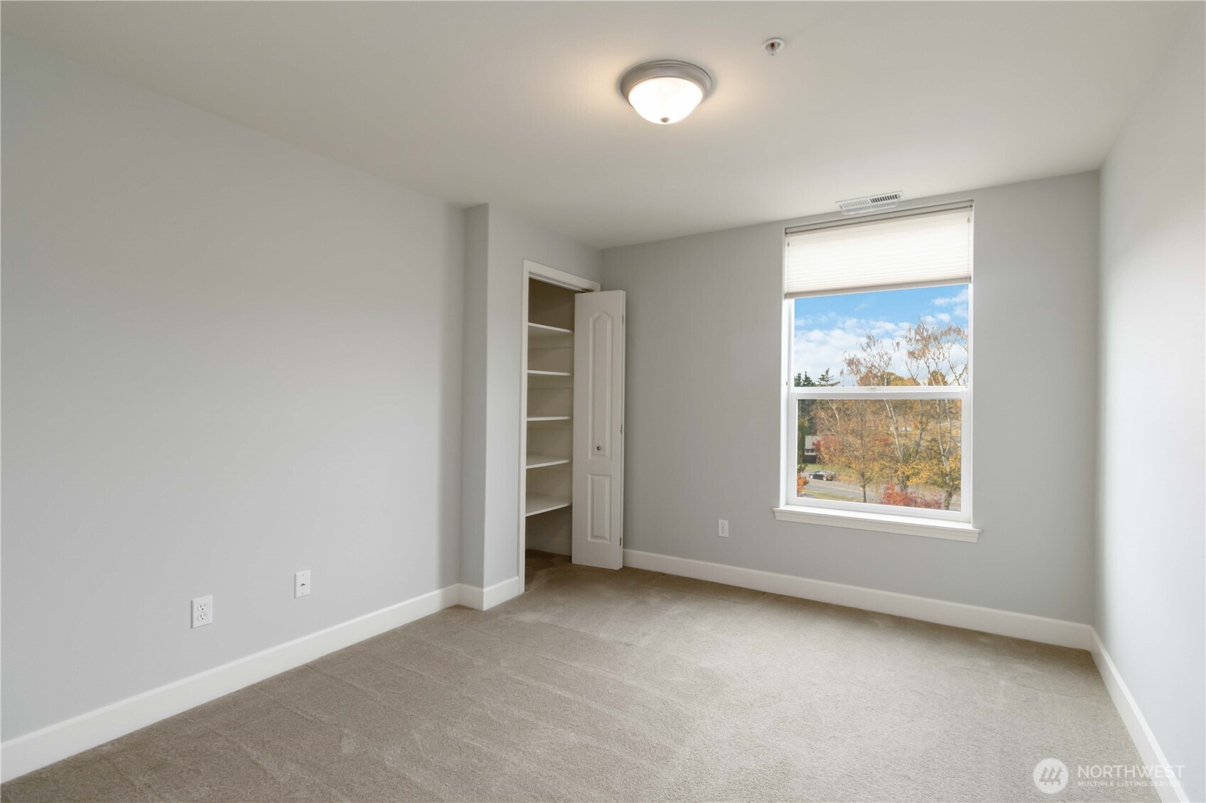 1548 River Road, Unit 302 Longview, WA 98632 - Photo 12 of 37 an empty room with a window