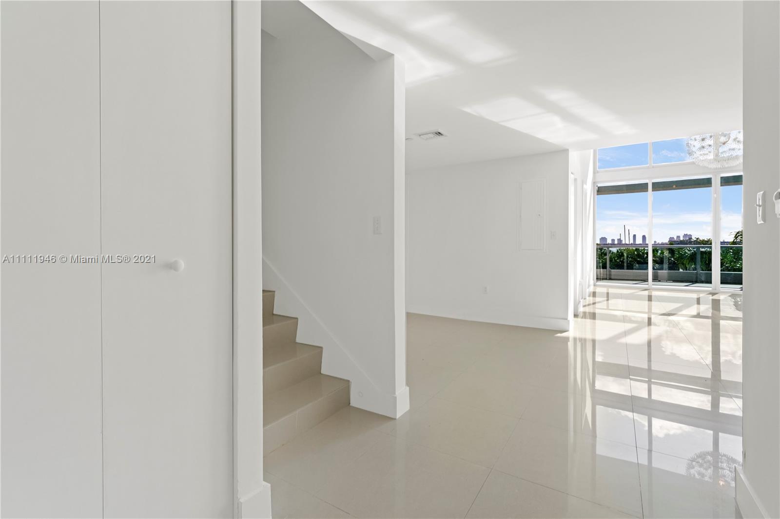 900 Biscayne Boulevard, Unit 507 Miami, FL 33132 - Photo 14 of 20 a view of entryway with bathroom