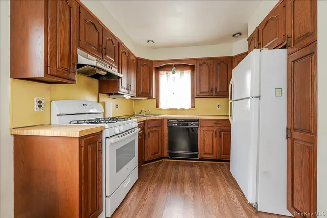 $700,000 | 22 Pansy Avenue, Floral Park, NY 11001