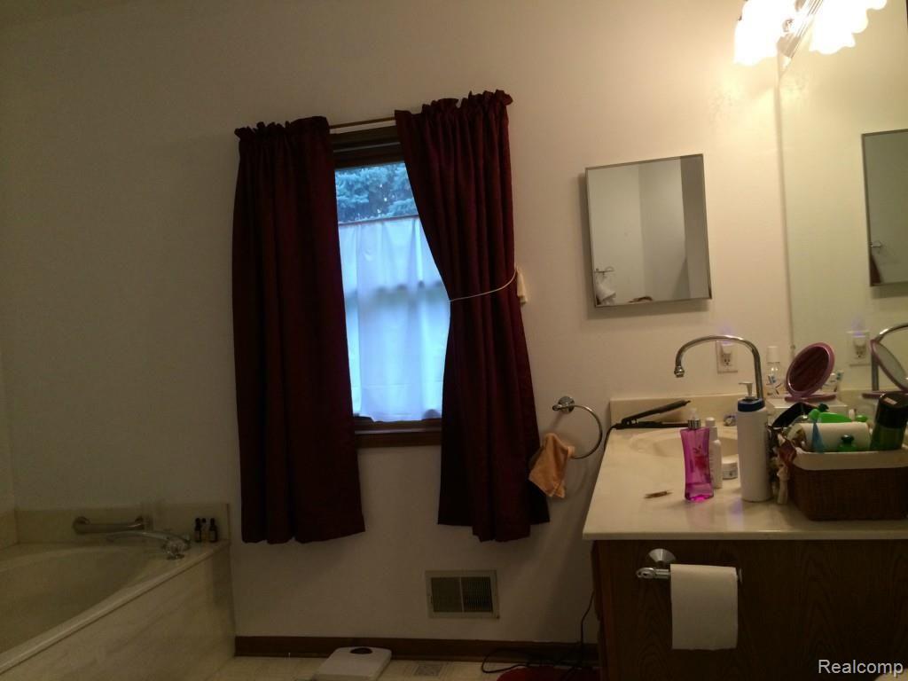 1425 Argentine Road Howell, MI 48843 - Photo 13 of 17 IMG_3197.jpg