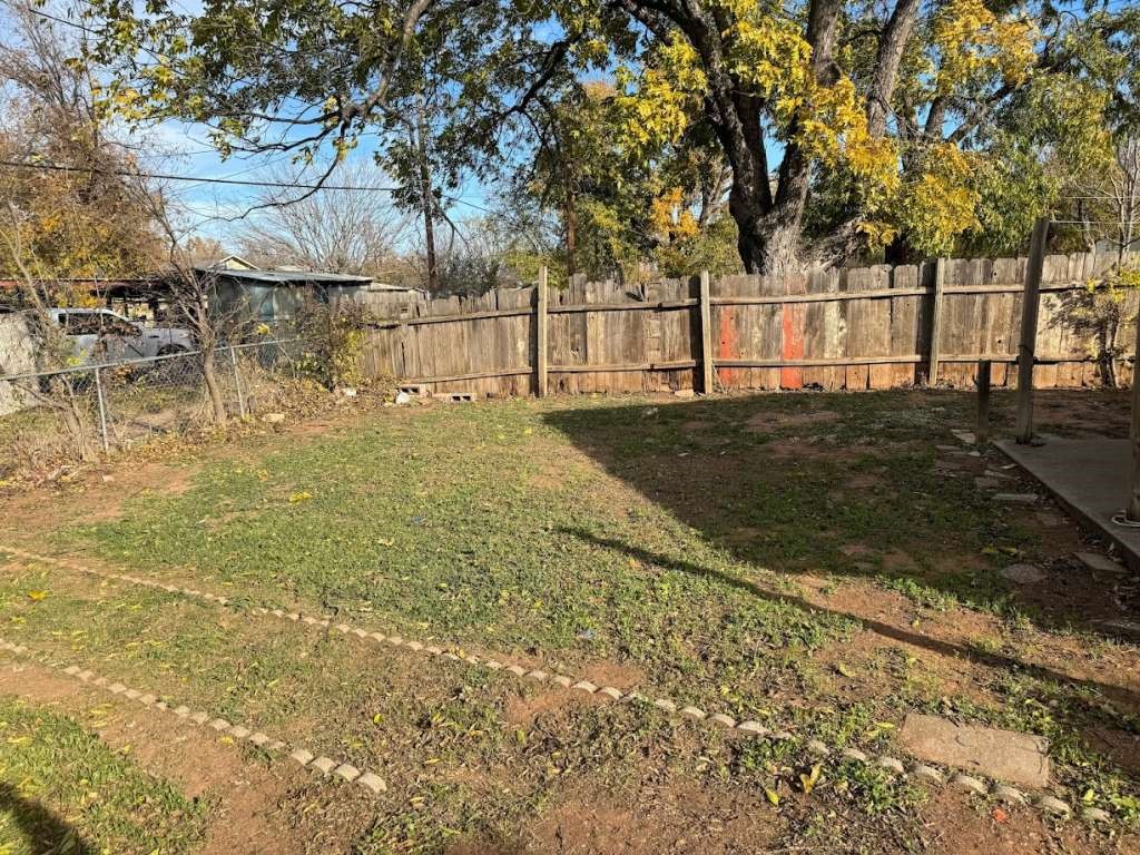 1208 North 7th Street Wichita Falls, TX 76306 - Photo 4 of 9 a view of yard with tree