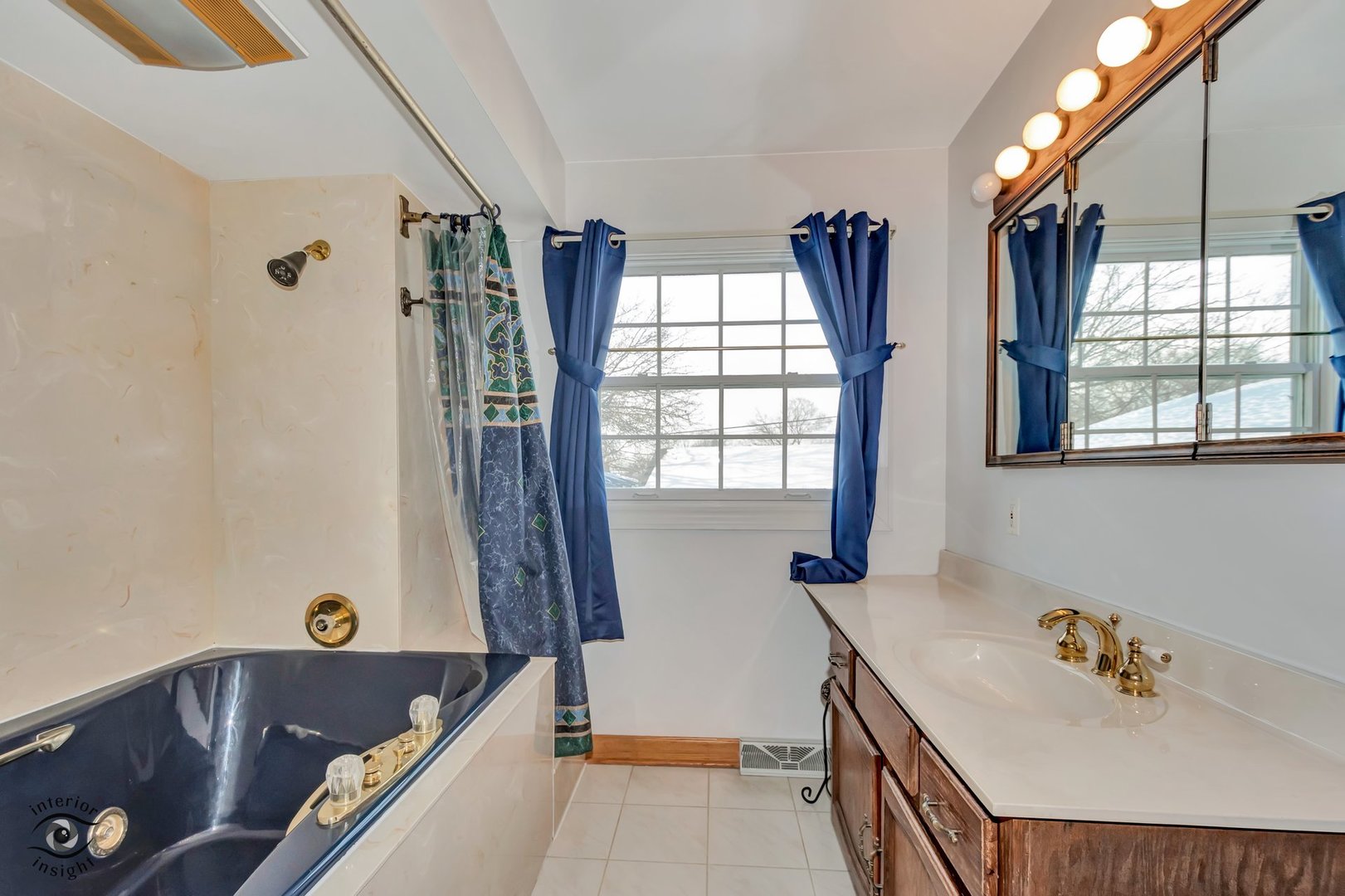 2815 Helen Drive Glenview, IL 60025 - Photo 27 of 40 a bathroom with a tub sink and mirror
