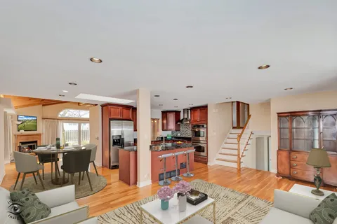 $625,000 | 2815 Helen Drive, Glenview, IL 60025