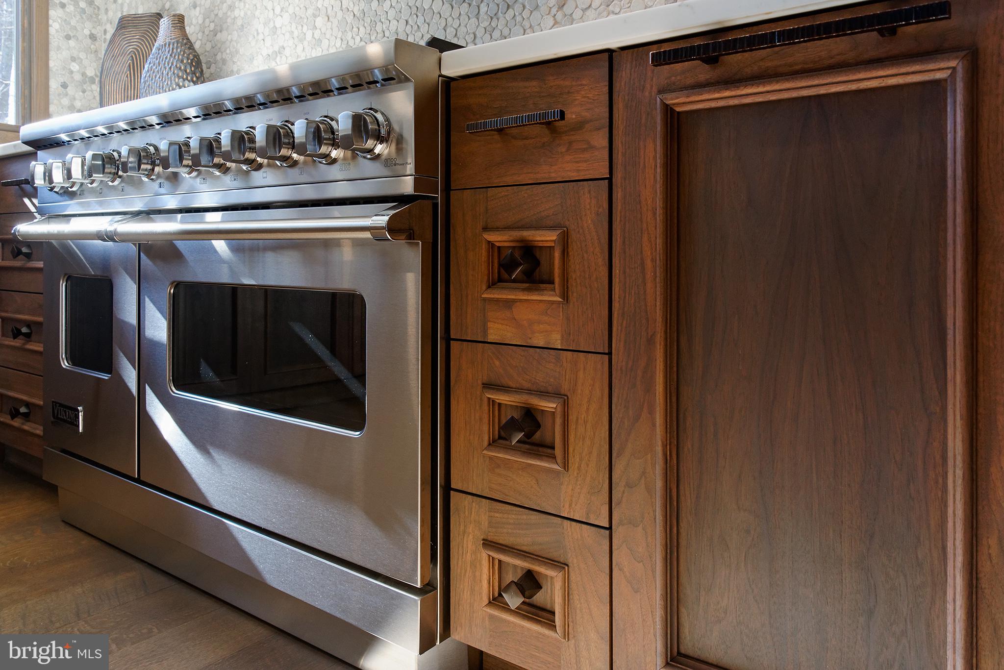 11103 Wedge Drive Reston, VA 20190 - Photo 9 of 41 Professional Viking Gas Range