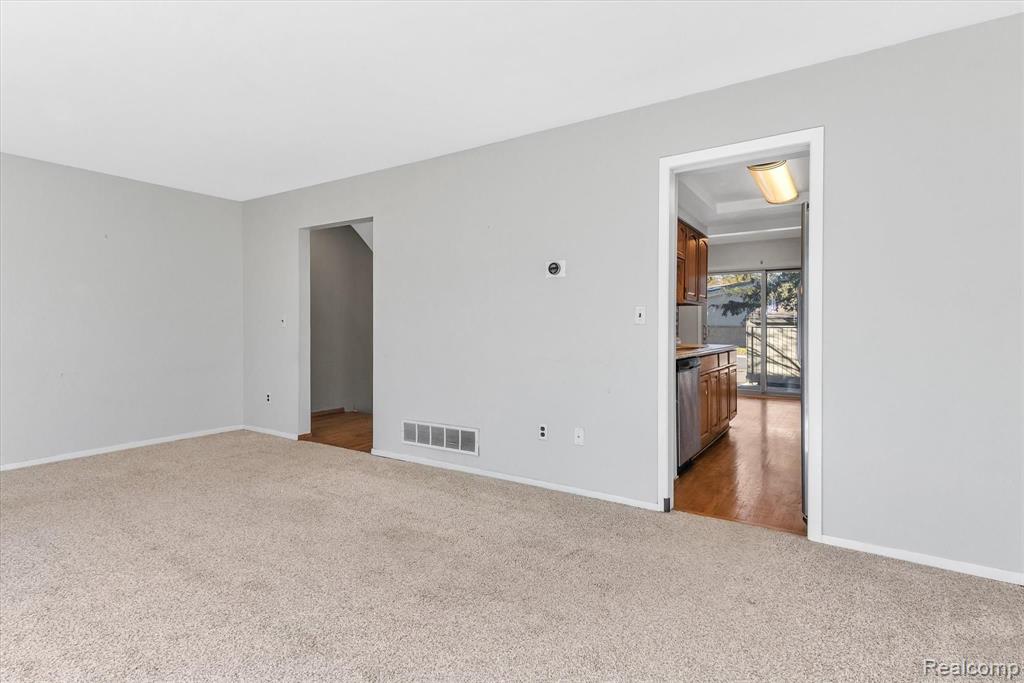 637 Oakbrook West Rochester, MI 48307 - Photo 10 of 45