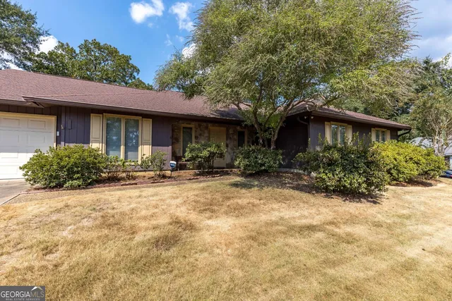 a view of outdoor space yard and porch