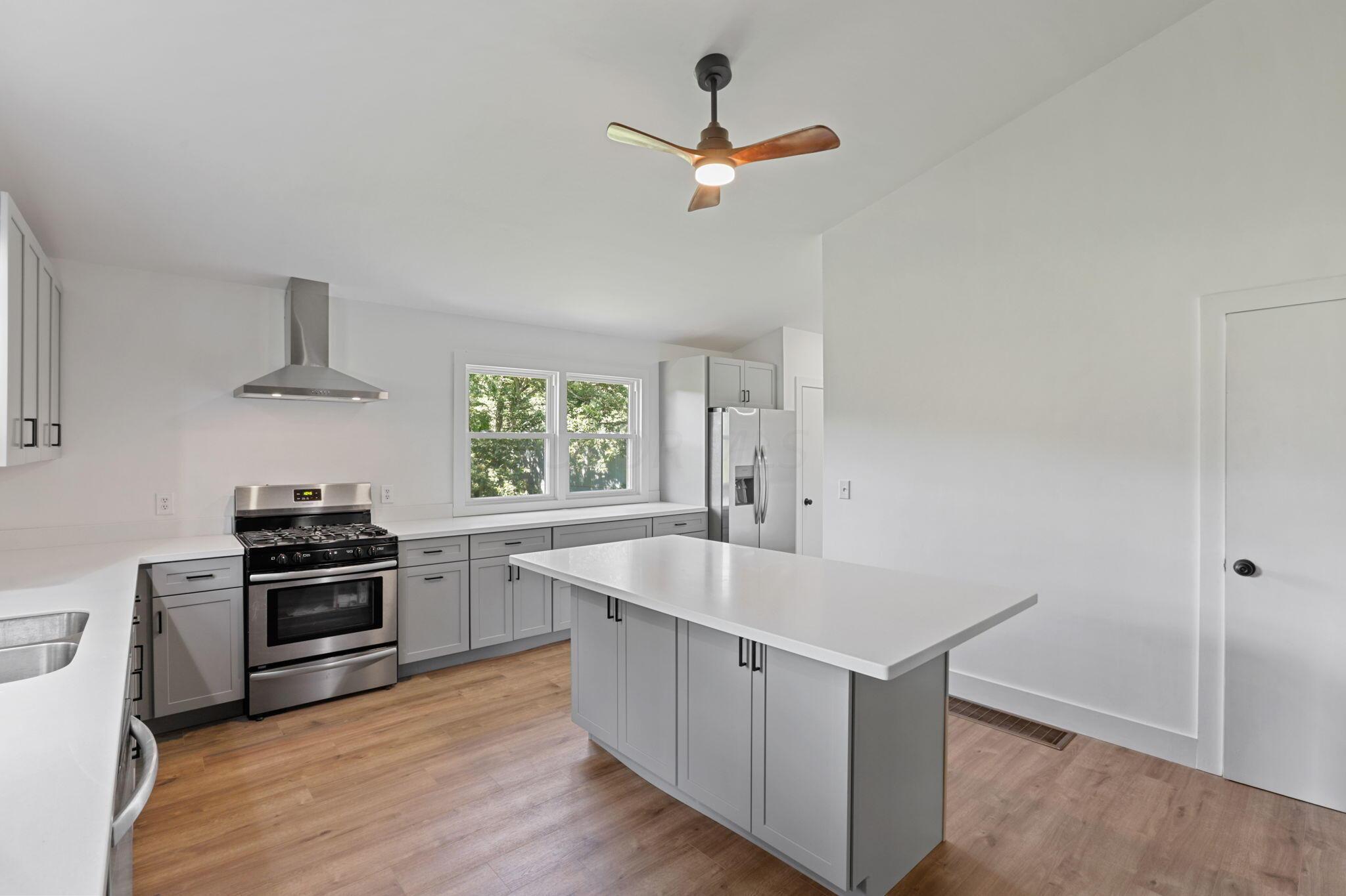 18240 Crawmer Road Southeast Newark, OH 43056 - Photo 15 of 69 Kitchen & Island
