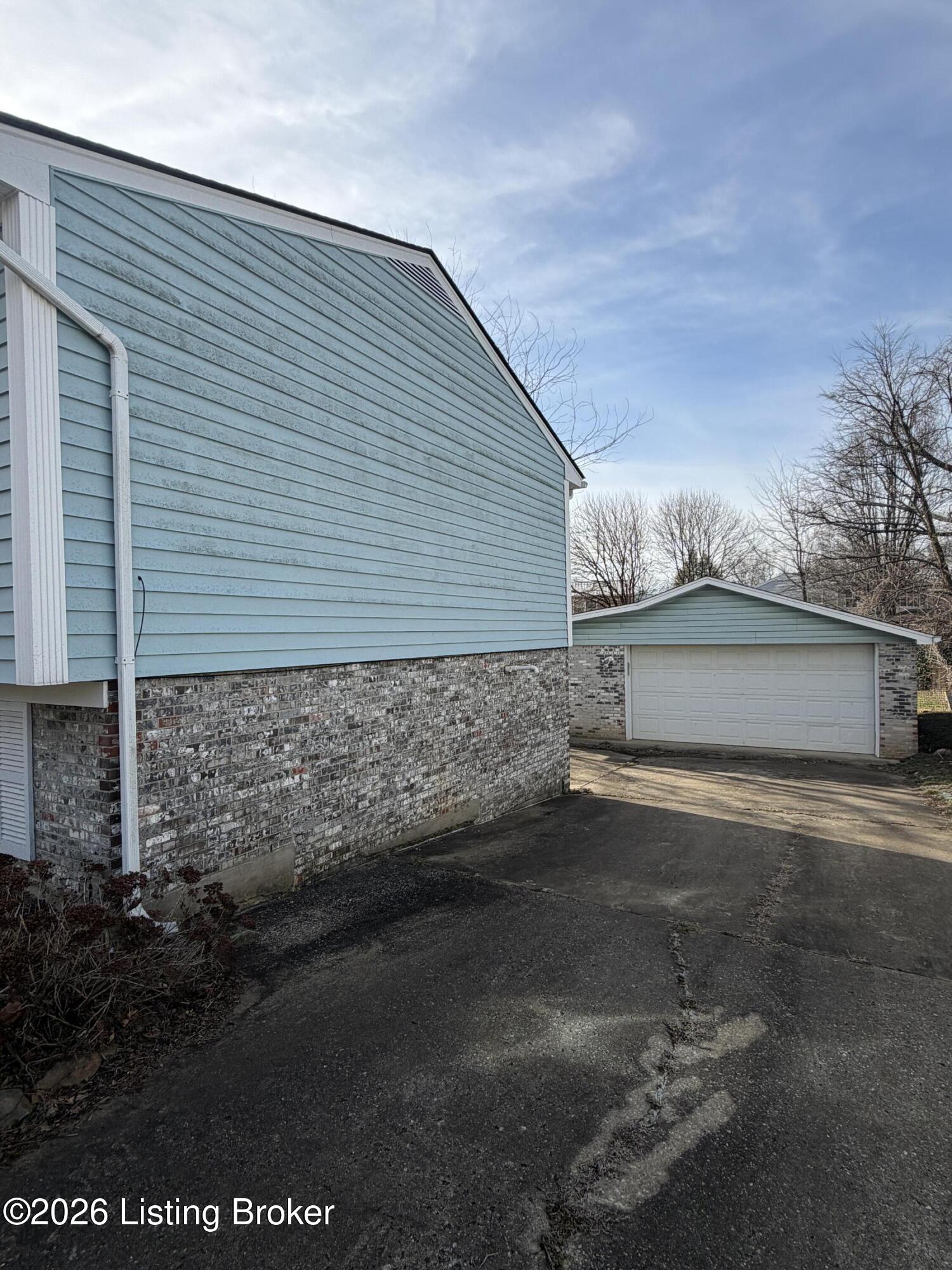 8206 Vaughn Mill Road Louisville, KY 40228 - Photo 4 of 24 Side