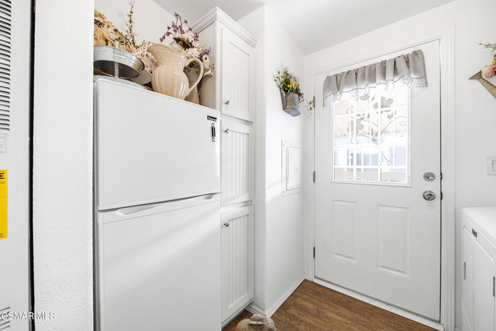 2167 Cardinal Avenue Oxnard, CA 93033 - Photo 29 of 36 a view of a hallway with closet and a window