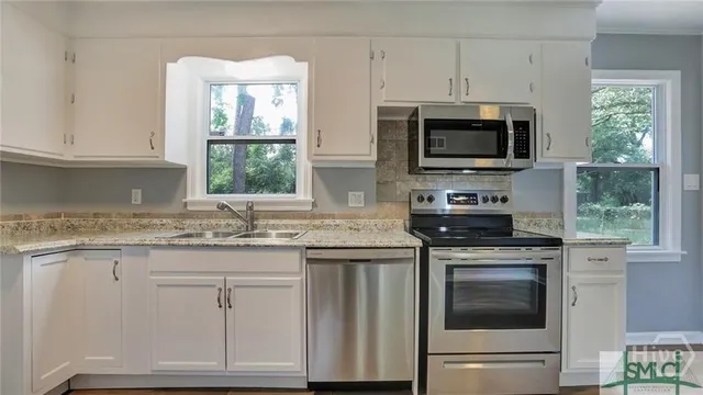 $1,900 | 2255 East 62nd Street, Savannah, GA 31404