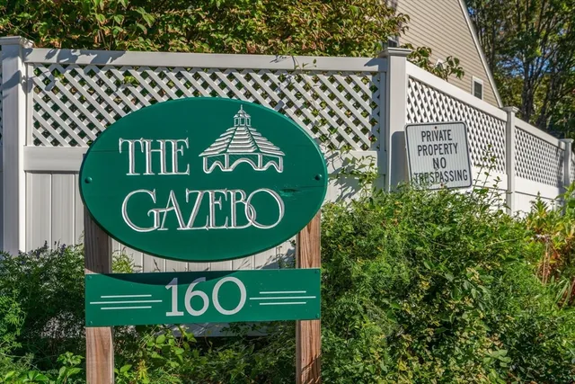 a sign that is on a pole on the wall