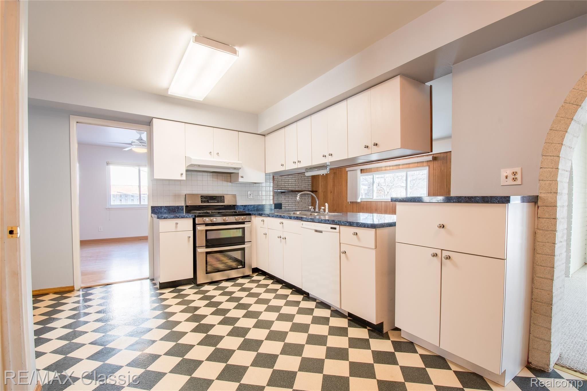 16188 Wayne Road HDR36.jpg