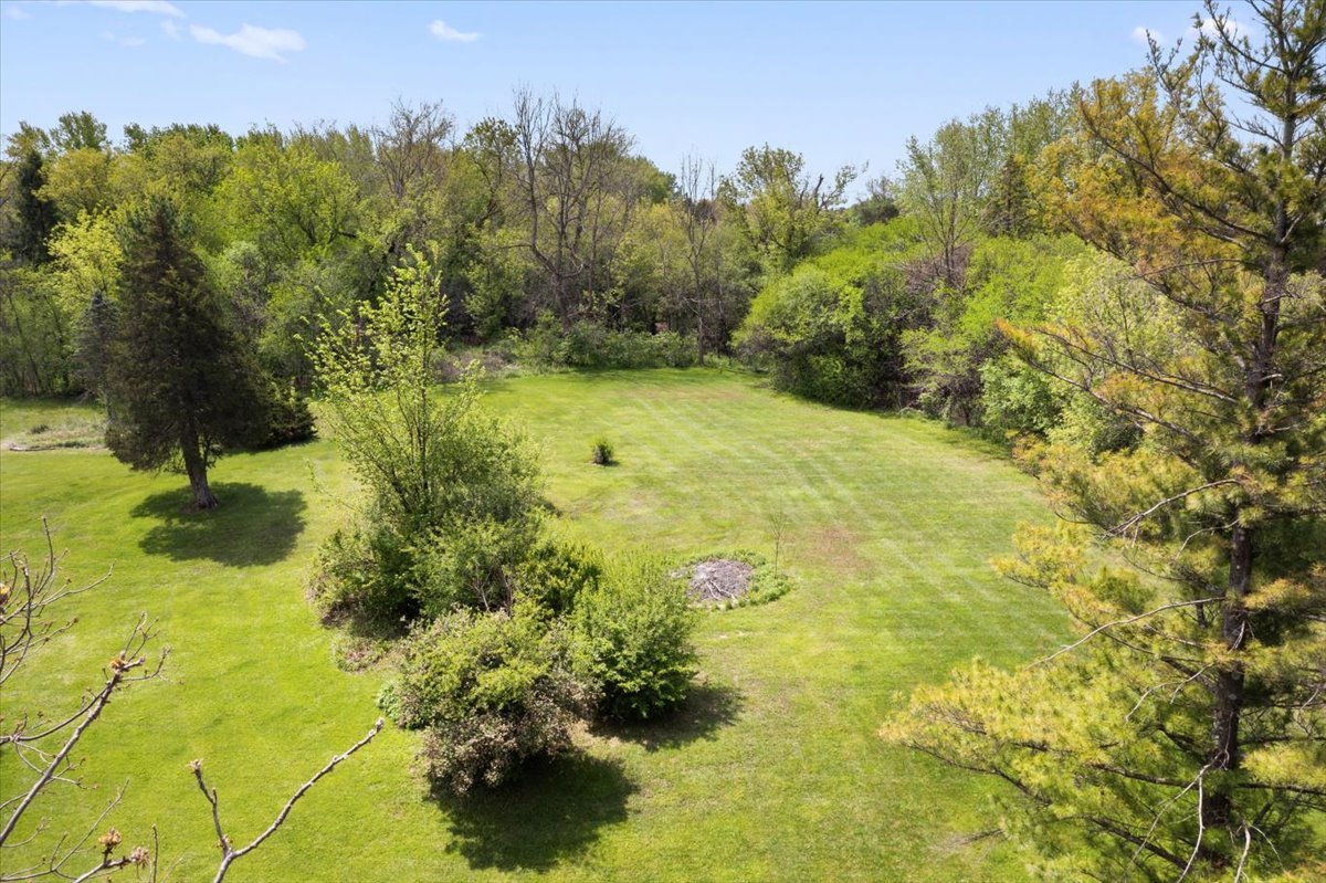22446 North Old Barrington Road Barrington, IL 60618 - Photo 44 of 49 a view of a garden