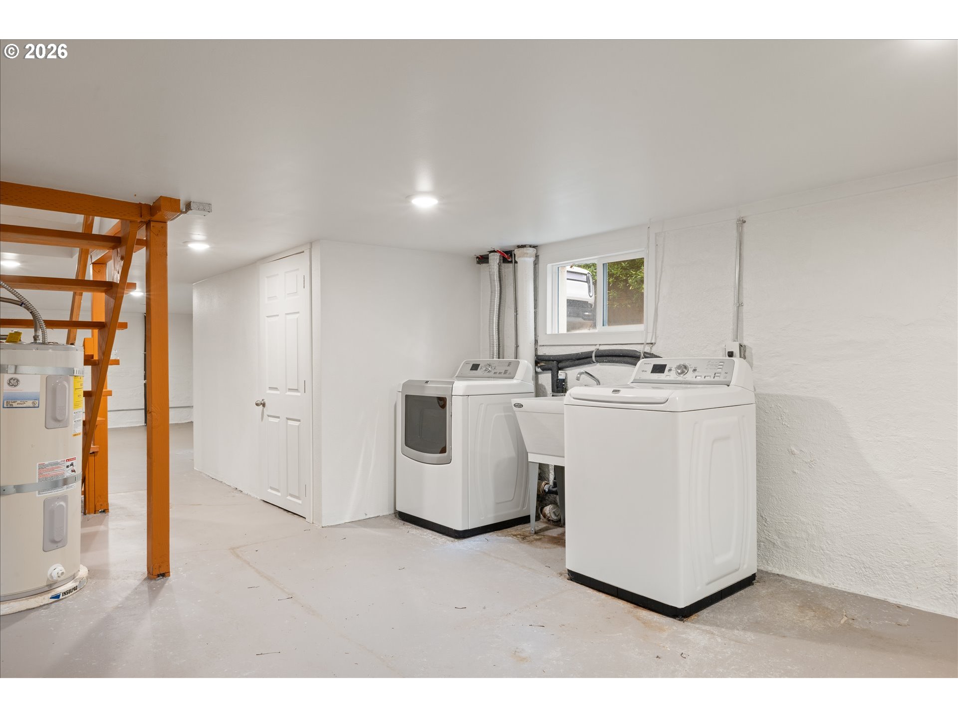 2055 North Alberta Street Portland, OR 97217 - Photo 31 of 38 a utility room with washer and dryer