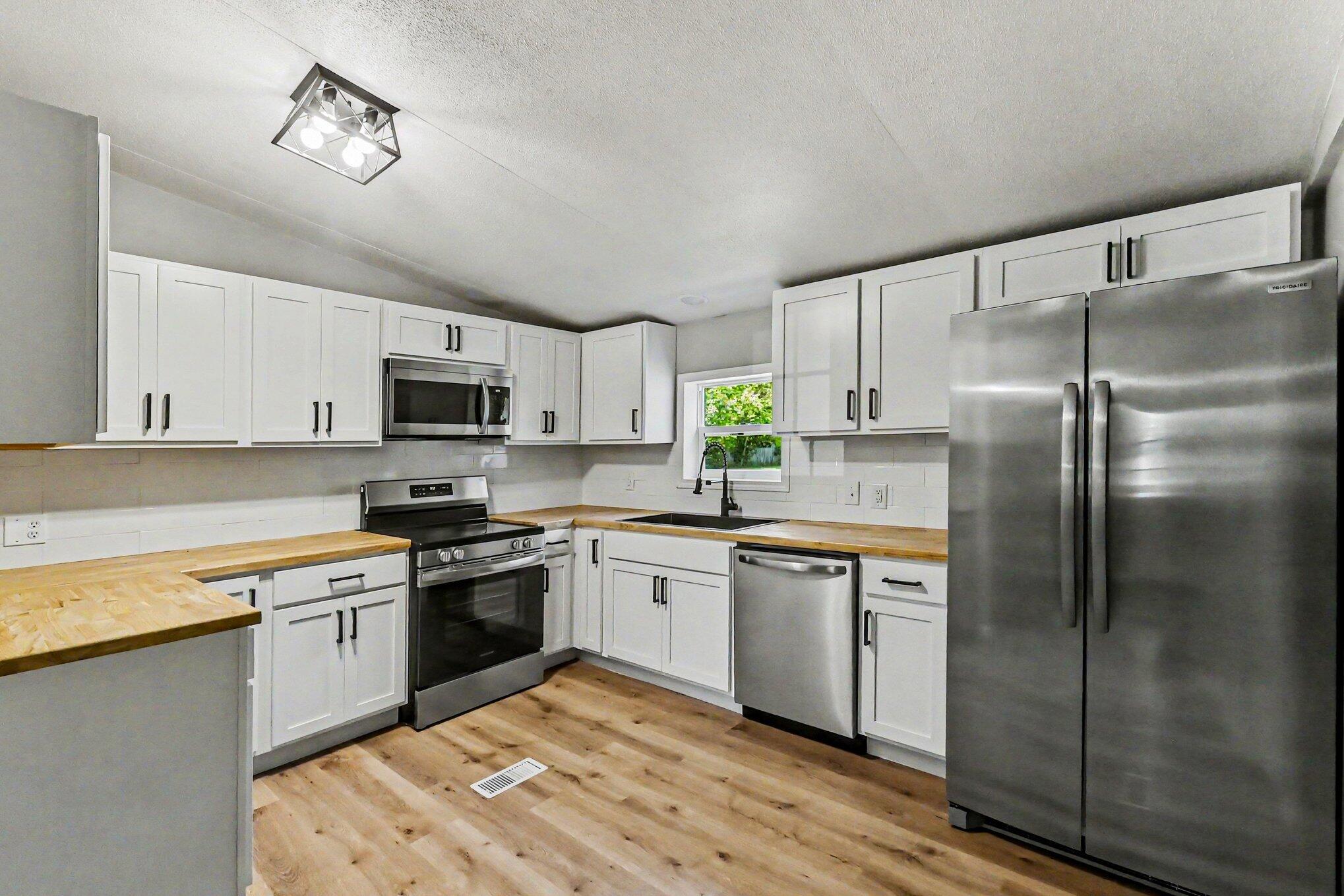 2795 South Bradley Road Charlotte, MI 48813 - Photo 9 of 23 009_file_7293
