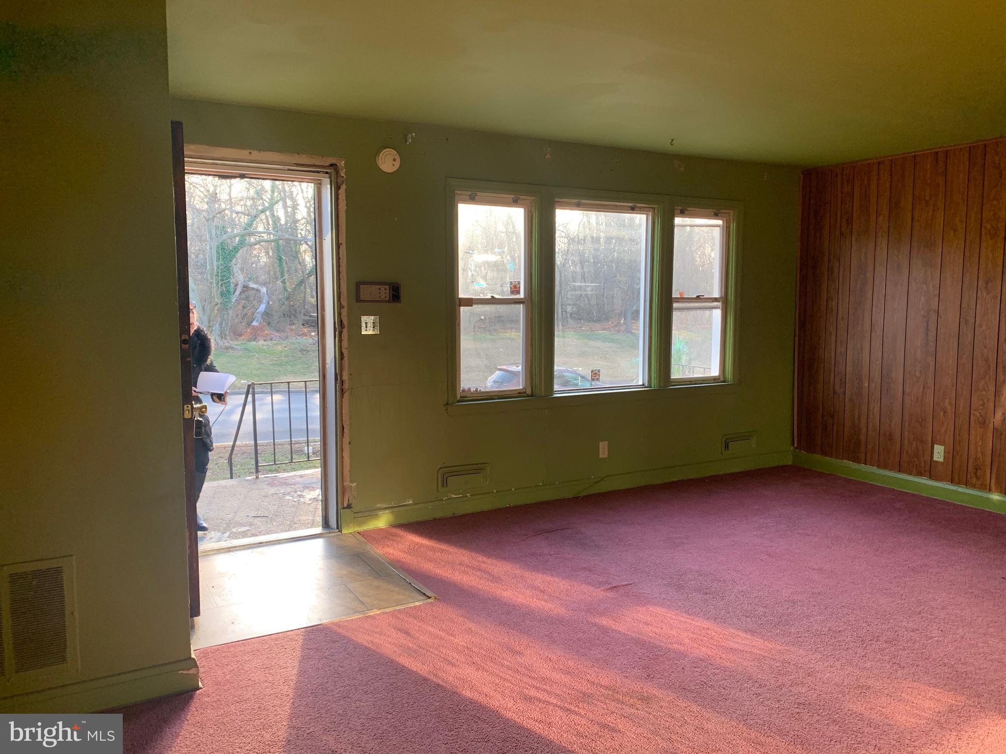 1622 Hartsdale Road Baltimore, MD 21239 - Photo 4 of 31 Living Room